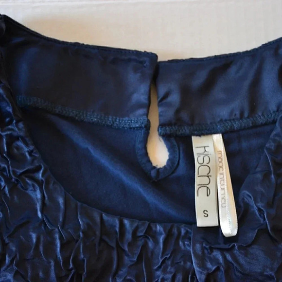 5/$25 Navy Sleeveless top - Picture 3 of 6